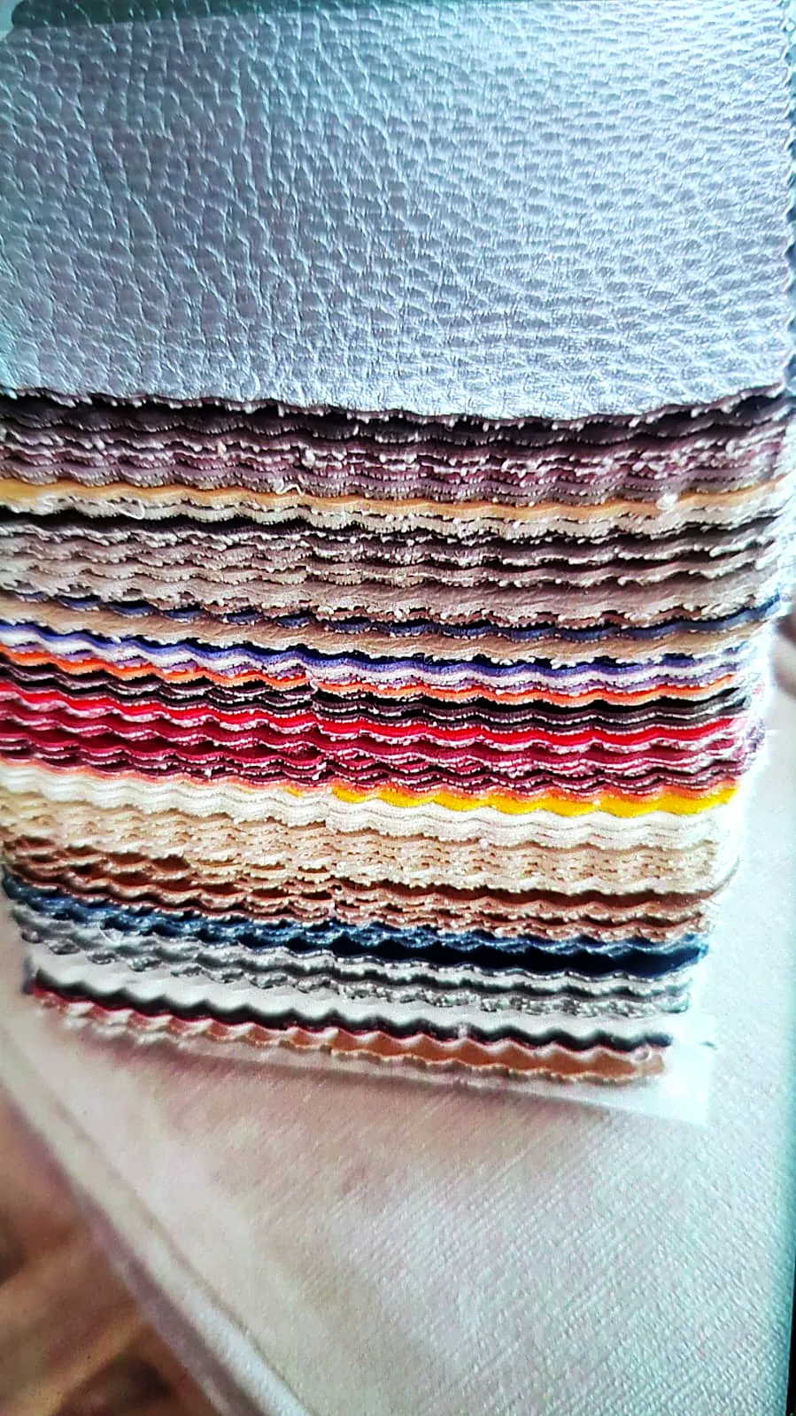 Muestrario de pieles y vinipieles en distintos colores