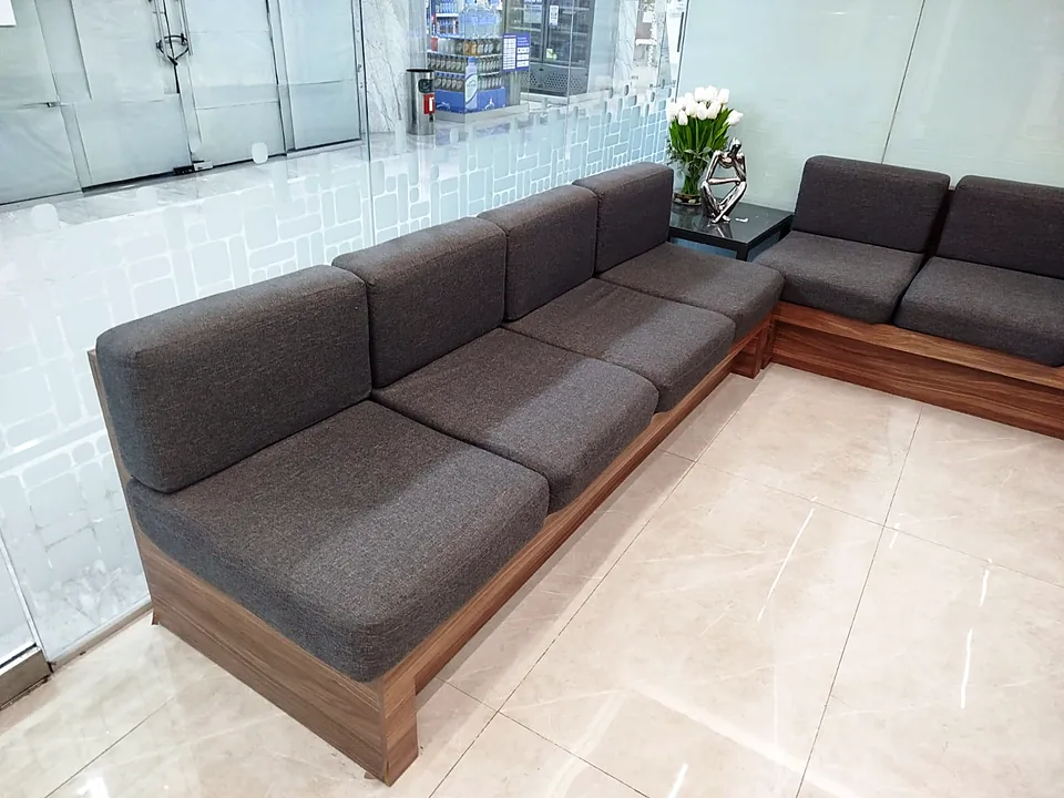 Sala modular en L tapizada por Velvet en el lobby de un edificio